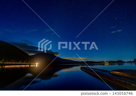 [Shizuoka Prefecture] Mount Fuji viewed from Lake Tanuki after the typhoon has passed, under the starry sky before dawn. 143058746
