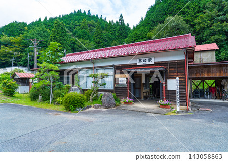 Nagi Station on the Inbi Line, Chizu Town, Tottori Prefecture: Wooden station building Nagi Station on the Inbi Line, Chizu Town, Tottori Prefecture: Wooden station building 143058863