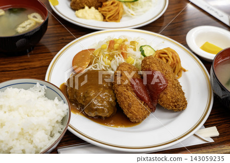 西式餐廳提供的豐盛漢堡牛排和奶油炸丸子套餐。 西式餐廳提供的豐盛漢堡牛排和奶油炸丸子套餐。 143059235