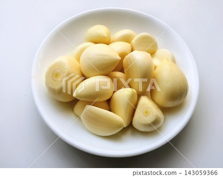 Peeled garlic Peeled garlic 143059366