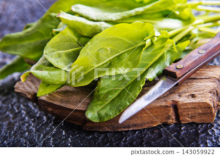Sorrel. Bunch of fresh green organic sorrel leaf on a table 143059922