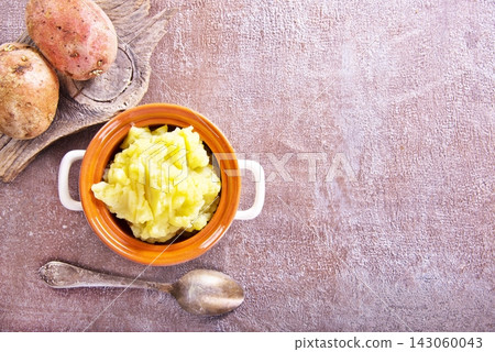 Bowl of creamy mashed potatoes Bowl of creamy mashed potatoes 143060043