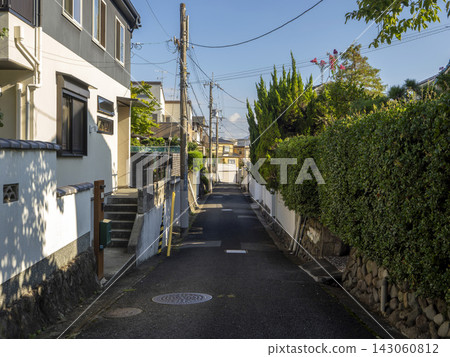 狹窄的街道穿過人口稠密的住宅區 143060812
