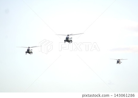 美國總統直升機VH-3「海軍陸戰隊一號」在空中編隊飛行。 美國總統直升機VH-3「海軍陸戰隊一號」在空中編隊飛行。 143061286