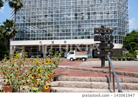 從廣島市植物園大型溫室正面望出去的景色 從廣島市植物園大型溫室正面望出去的景色 143061947
