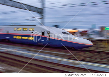 The Joetsu Shinkansen E4 series MAX speeds along. The Joetsu Shinkansen E4 series MAX speeds along. 143062211