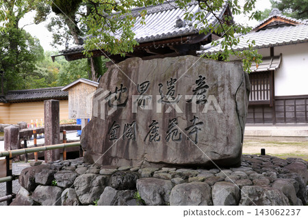金閣寺倒映在水中：鹿苑寺 143062237