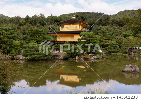 金閣寺倒映在水中:鹿苑寺 金閣寺倒映在水中:鹿苑寺 143062238