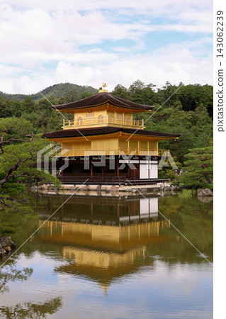 金閣寺倒映在水中:鹿苑寺 金閣寺倒映在水中:鹿苑寺 143062239