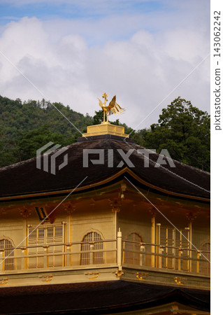 金閣寺倒映在水中:鹿苑寺 金閣寺倒映在水中:鹿苑寺 143062242