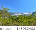 初夏的山巒和樹木，生氣勃勃，綠意盎然。 143062488