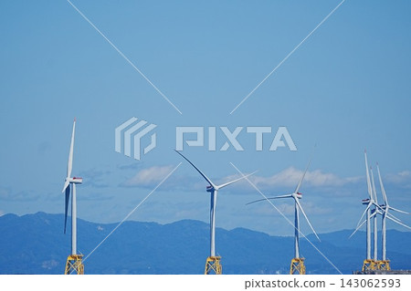 風力渦輪機用於風力發電,山脈綿延-清潔能源景觀。 風力渦輪機用於風力發電,山脈綿延-清潔能源景觀。 143062593