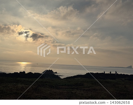 濟州島大井火山海岸和金色大海上的日出 濟州島大井火山海岸和金色大海上的日出 143062658
