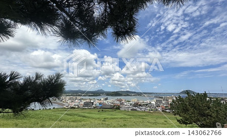 濟州島的松樹枝條將城山鎮和海灣框成一幅美麗的畫卷。 濟州島的松樹枝條將城山鎮和海灣框成一幅美麗的畫卷。 143062766