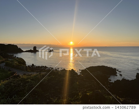 濟州島城山,玄武岩海蝕柱和海上日出。 濟州島城山,玄武岩海蝕柱和海上日出。 143062789