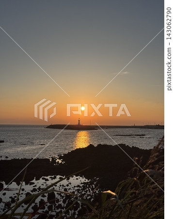 濟州島鹹茂港燈塔後,夕陽西下,一片寧靜。 濟州島鹹茂港燈塔後,夕陽西下,一片寧靜。 143062790