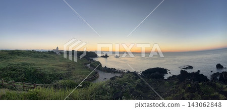 日出前的濟州島城山草岬和火山海岸 日出前的濟州島城山草岬和火山海岸 143062848