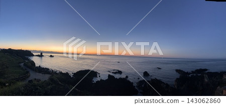 濟州島城山附近,黎明時分的玄武岩海岸和海蝕柱。 濟州島城山附近,黎明時分的玄武岩海岸和海蝕柱。 143062860