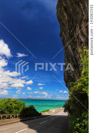 一條沿海公路沿著巨大的懸崖峭壁和令人嘆為觀止的碧藍大海延伸。 一條沿海公路沿著巨大的懸崖峭壁和令人嘆為觀止的碧藍大海延伸。 143063591
