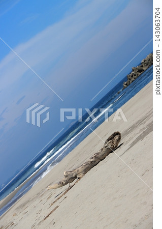 【宮城縣 - 荒濱海岸】白色沙灘、藍色大海和夏日天空的景色。 143063704