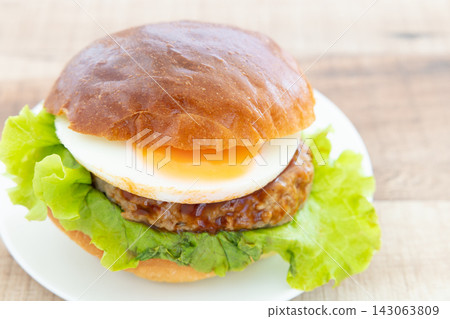 Delicious Tsukimi Burger Delicious Tsukimi Burger 143063809