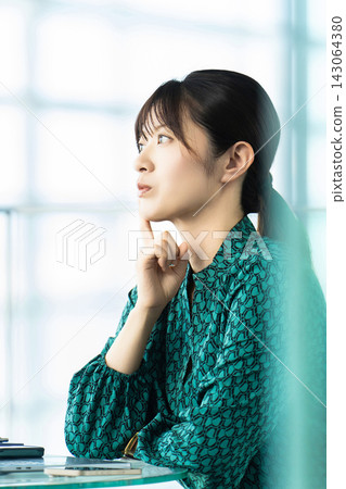 有思想的女性/女企業家 143064380