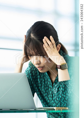 擔心自己頭部的女性/女商人 擔心自己頭部的女性/女商人 143064382