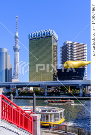 從淺草和隅田川眺望東京晴空塔和超級乾燥大廳。 從淺草和隅田川眺望東京晴空塔和超級乾燥大廳。 143064667