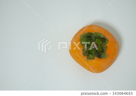 高解析度素材圖片,適合用作照片:白色背景上的單一柿子位於右下角,左側留有較大的邊距。 高解析度素材圖片,適合用作照片:白色背景上的單一柿子位於右下角,左側留有較大的邊距。 143064683