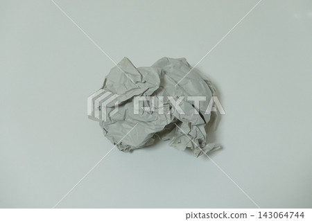 高解析度素材圖片,可用作照片,圖片內容為白色背景上不規則揉皺的大塊白色紙片。 高解析度素材圖片,可用作照片,圖片內容為白色背景上不規則揉皺的大塊白色紙片。 143064744
