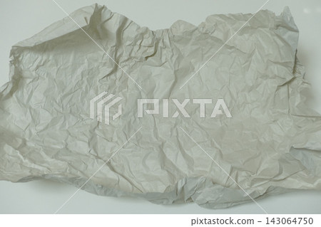 高解析度影像，可用作全螢幕背景照片，白色皺紋紙，包括不規則的邊緣。 143064750