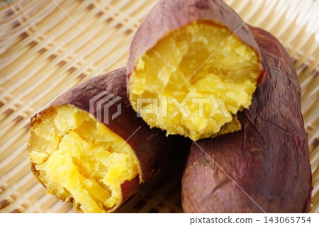 Delicious roasted sweet potato Delicious roasted sweet potato 143065754