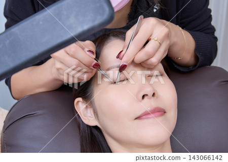 為女性眼部提供睫毛護理的睫毛師 143066142