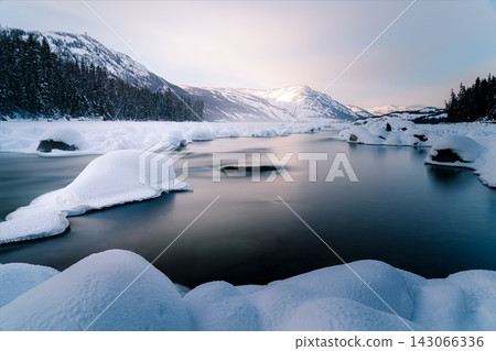 冬季卡納斯湖平靜的湖面和白雪覆蓋的岩石 冬季卡納斯湖平靜的湖面和白雪覆蓋的岩石 143066336
