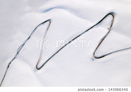 卡納斯蜿蜒的山路穿過雪原 卡納斯蜿蜒的山路穿過雪原 143066348