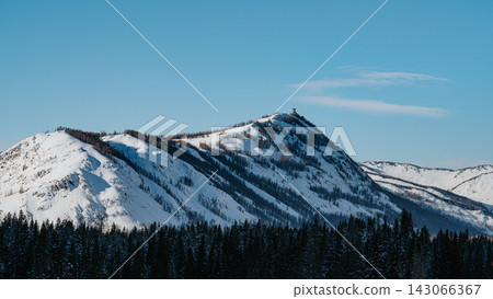 建在白雪皚皚的山脊上的觀景台。 建在白雪皚皚的山脊上的觀景台。 143066367