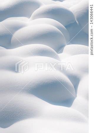 一排垂直的、未經觸碰的圓形雪 143066441