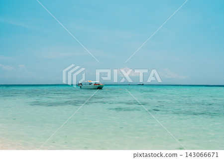 一艘船停泊在皮皮島清澈淺灘的海水中。 143066671