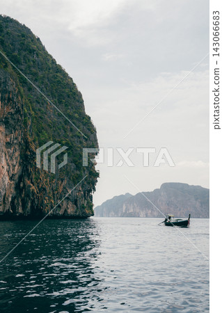 皮皮島陡峭的懸崖和小長尾船 皮皮島陡峭的懸崖和小長尾船 143066683