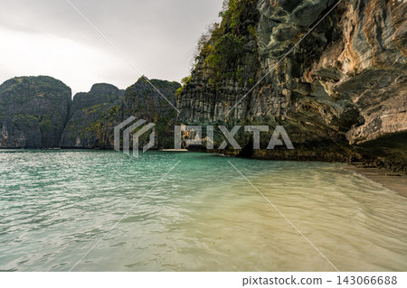 皮皮島岩石峭壁下的藍色淺灘 皮皮島岩石峭壁下的藍色淺灘 143066688