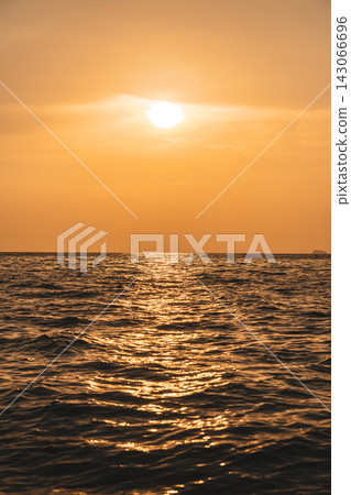 皮皮島附近波濤洶湧的海面和金色的日落 皮皮島附近波濤洶湧的海面和金色的日落 143066696