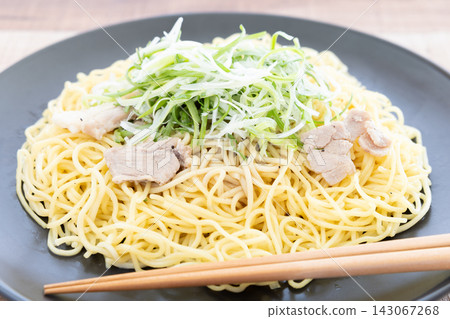 炒麵配美味的蔥和鹽 炒麵配美味的蔥和鹽 143067268