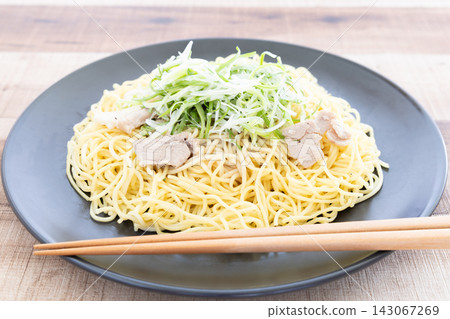 炒麵配美味的蔥和鹽 炒麵配美味的蔥和鹽 143067269
