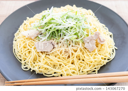 炒麵配美味的蔥和鹽 炒麵配美味的蔥和鹽 143067270