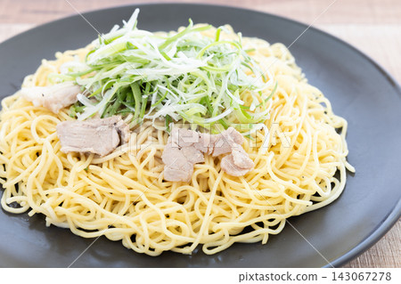 炒麵配美味的蔥和鹽 炒麵配美味的蔥和鹽 143067278