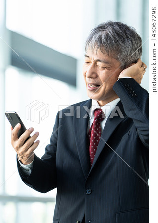 被智慧型手機困擾的高級男性商務人士 被智慧型手機困擾的高級男性商務人士 143067298