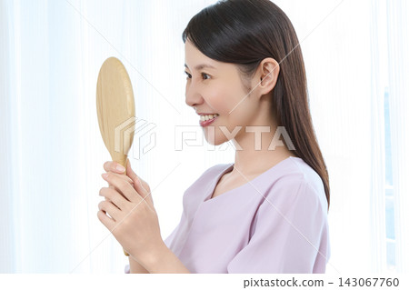 一位女士對她的睫毛燙效果很滿意。 一位女士對她的睫毛燙效果很滿意。 143067760