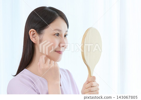 一位女士對她的睫毛燙效果很滿意。 143067805