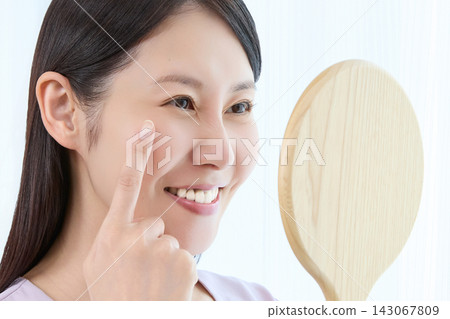 一位女士對她的睫毛燙效果很滿意。 一位女士對她的睫毛燙效果很滿意。 143067809
