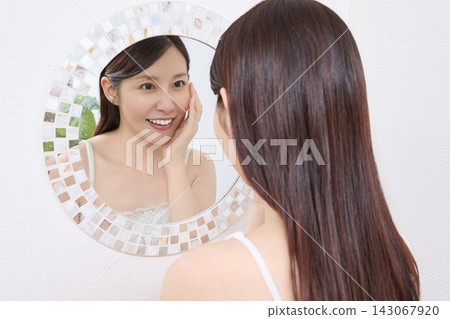 一位女士對著鏡子查看她燙睫毛的效果(圖片由Makanaani提供) 一位女士對著鏡子查看她燙睫毛的效果(圖片由Makanaani提供) 143067920